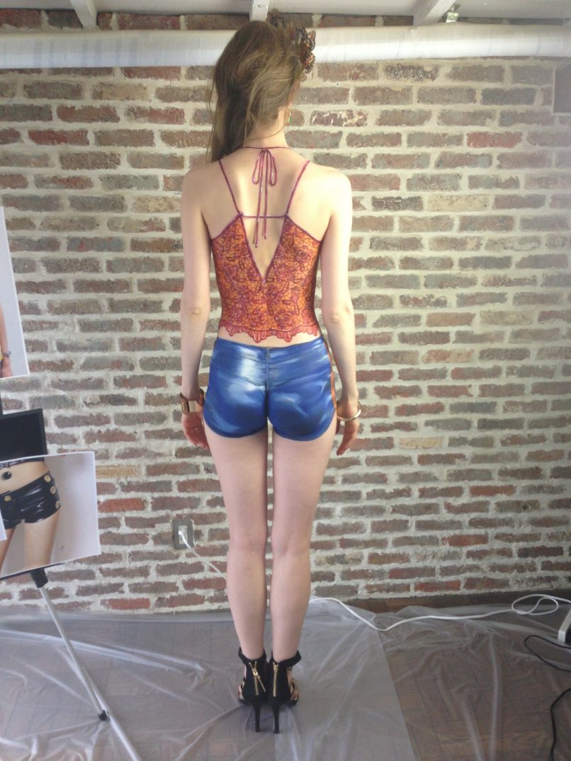 LoveLiner（ラブ・ライナー)CM_洋服_ボディペイントの画像