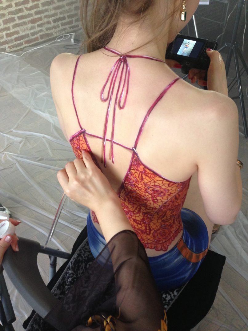 LoveLiner（ラブ・ライナー)CM_洋服_ボディペイントの画像